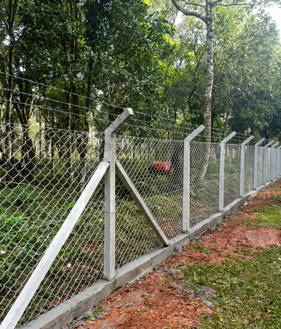 Cerca de tela / alambrado com mourão de concreto