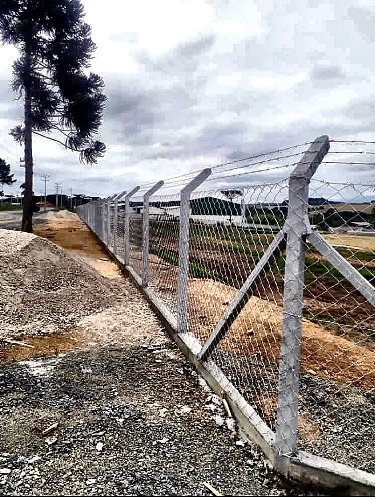 Tela de arame galvanizado protegendo área